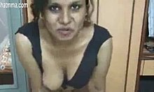 V tomto videu se indická tchýně a její učitelka sexu dostávají do divoké situace