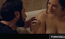 A Lily piacciono i grandi seni naturali mentre fa sesso in bagno
