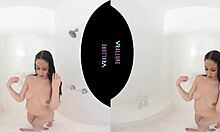 La giovane Jade Baker con tette naturali si gode una masturbazione fatta in casa nella vasca da bagno