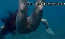 Video in HD di giovani modelle in bikini che si divertono a dondolare in acqua