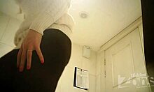 Amateurkoppels maken zelfgemaakte video van een schattige blondine die haar poesje en anus laat scheren en close-ups maakt