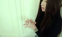 Une adorable petite amie avoue ses désirs sexuels dans une vidéo POV faite maison