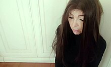 可愛い彼女が自家製のPOVビデオで性欲を告白!