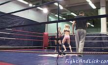 Dvě amatérské lesbičky si užívají lízání v boxerském ringu