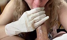 Adik tiri yang seksi memberikan blowjob dan menelan air mani dalam video close-up