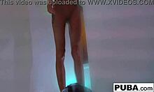 Kendra Cole, una impresionante morena, disfruta de una sensual ducha en video casero