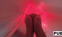 Kendra Cole, en fantastisk brunett, njuter av en sensuell dusch i hemgjord video