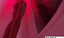 Kendra Cole, en fantastisk brunette, nyder et sensuelt brusebad i hjemmelavet video