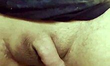 Mladý gay skúma orgazmus prostaty sólovou hračkou na lavičke