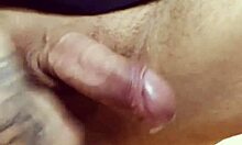 Um jovem gay explora o orgasmo da próstata com um brinquedo solo em um banco