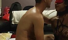 جمال مقيد يستكشف المتعة والألم في فيديو BDSM منزلي.