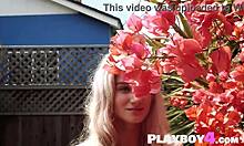 Roxy Shaw, seorang blonde muda yang menakjubkan, memperlihatkan fisik alaminya setelah sesi di halaman belakang untuk Playboy4 com