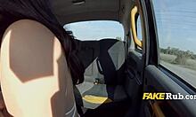 Ausztrál barátnő hátsó ülésen szopja a taxit, hogy elkerülje
