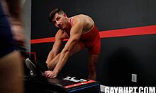 Luptătorii musculari se angajează în sex gay hardcore