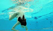 Katy Sorokas uima-altaan äärellä alasti uimassa punaisissa bikinien alaosissa