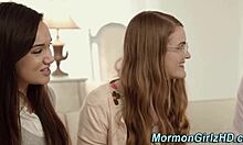 Remaja yang mengenakan kacamata mengeksplorasi seks lesbian Mormon yang tabu