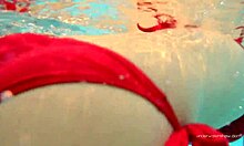 Η Katy Sorokas δίπλα στην πισίνα γυμνή κολυμπάει με κόκκινο μπικίνι και κάτω μέρος