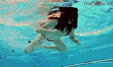 Katy Sorokas berenang telanjang di tepi kolam renang dengan bikini merah