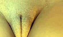 Puiul subțire din Kingston își arată corpul musculos și clitorisul mare
