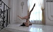 Dasha Gaga, tetovirana najstnica z osupljivo postavo, izvaja akrobatske poteze na tleh
