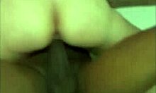 Een getrouwde vrouw worstelt met de grootte van een zwarte man zijn penis in een amateurvideo