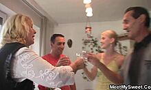 Papa en MIL doen mee aan een verjaardagstrio met hun blonde vriendin