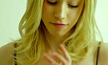 Промоционално видео, включващо зашеметяваща блондинка порнозвезда с обръсната путка