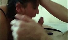 Amatör kız Lus, ev yapımı bir videoda önce derin boğazlama ve yüz sikişi denemesi yapıyor