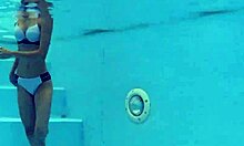 Nuori ja hoikka Hermione Ganger aistillisessa vedenalaisessa kohtaamisessa