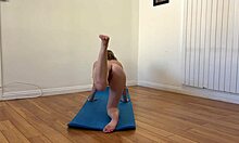 Una sessione di yoga mattutino che porta a un sesso bollente con milf