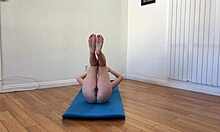 Morgendliche Yoga-Session führt zu heißem Sex mit Milfs