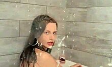 Дъщерята на съседите Джолин в сцена с горещ душ