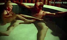 Waktu mandi yang panas dengan jari kaki pacar