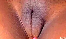 Seksi zrela punca s sočnimi pičkastimi ustnicami uživa v oralnem seksu
