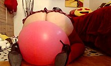 Italiaanse volwassen vrouw komt klaar terwijl ze op ballonnen rijdt die bedekt zijn met vocht
