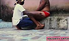 Afrikansk kjæreste gir en sensuell blowjob til en velutstyrt nabo
