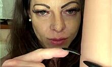 Une chaude vidéo POV d'une MILF sexy enseignant à un amateur comment prendre une bite comme une salope sissy
