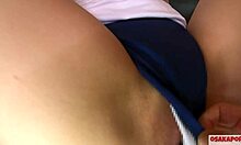 작은 가슴과 면도된 음부를 가진 18살 여자가 체육관 복장과 얼굴에 정액을 받는 집에서 만든 비디오