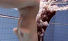 Mladá ruská žena si jde zaplavat nahá do bazénu