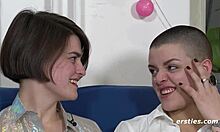 Lesbiske elskere deler en dildo og nyter hverandres bryster