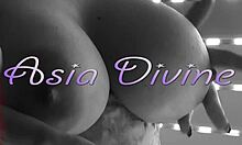 ¡Experimenta Asia Divines en una sensual actuación en solitario y auto-placer en su íntimo entorno casero!