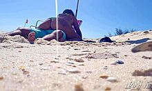 زوجان هاويان يمارسان الجنس في الهواء الطلق على الشاطئ