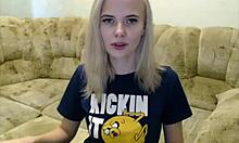 Miss Julia, een charmante Letse tienermeid, doet aan webchat in plaats van Fortnite
