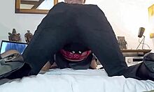 Petite amie européenne en cuir noir et lingerie rouge profite du sexe anal et oral