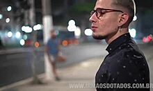 Garoto gay amador fica excitado chupando pau e sendo fodido