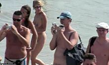 Blondínka s prirodzenými prsiami ukazuje svoje pôsobivé nahé telo vonku