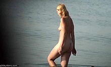 Živá blondýnka ukazuje své skvělé tělo venku v HD