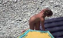 Kåt nudistjente bestemmer seg for å sole seg helt naken på kamera