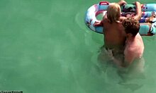 Une blonde se fait baiser sous l'eau par son petit ami
