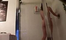 Chica delgada mostrando su cuerpo en un increíble video voyeur